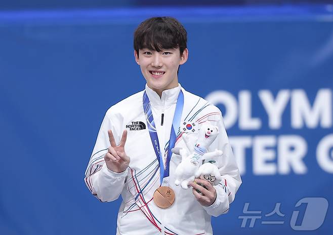 쇼트트랙 임종언이 12일(현지시간) 이탈리아 밀라노 아이스 스케이팅 아레나에서 열린 2026 밀라노·코르티나담페초 동계올림픽 쇼트트랙 남자 1000m 시상식에서 동메달을 들고 기뻐하고 있다. 2026.2.13 ⓒ 뉴스1 김성진 기자