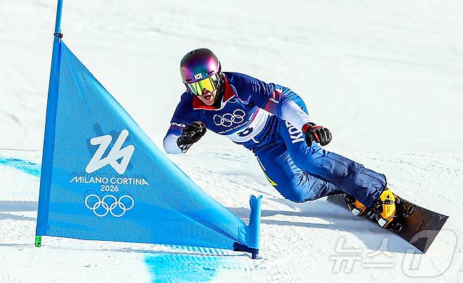 스노보드 김상겸이 8일(현지시간) 이탈리아 리비뇨의 스노파크에서 열린 2026 밀라노·코르티나담페초 동계올림픽 스노보드 남자 평행 대회전 결승에서 결승선을 향해 질주하고 있다. 김상겸은 결승전에서 칼 벤자민(오스트리아)에 0.19초 뒤져 은메달의 주인공이 됐다. 2026.2.8 ⓒ 뉴스1 김진환 기자