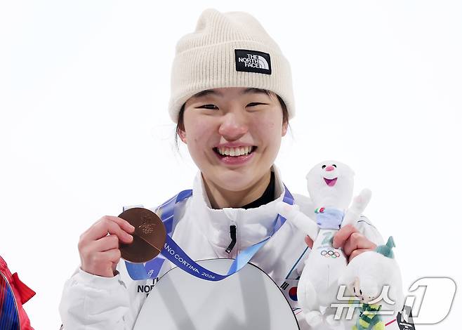 스노보드 유승은이 9일(현지시간) 이탈리아 리비뇨 스노파크에서 열린 2026 밀라노·코르티나담페초 동계올림픽 스노보드 여자 빅에어 결선에서 동메달을 차지한 후 기념촬영을 하고 있다. 2026.2.10 ⓒ 뉴스1 김성진 기자