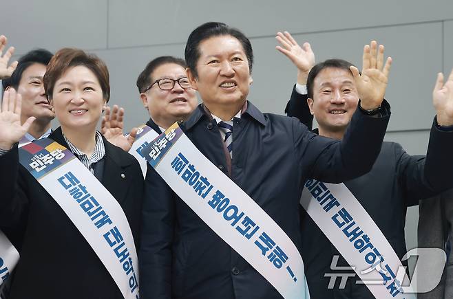 정청래 대표와 한병도 원내대표를 비롯한 더불어민주당 지도부가 13일 서울 용산역에서 시민들에게 귀성 인사를 하고 있다. (공동취재) 2026.2.13 ⓒ 뉴스1 이승배 기자