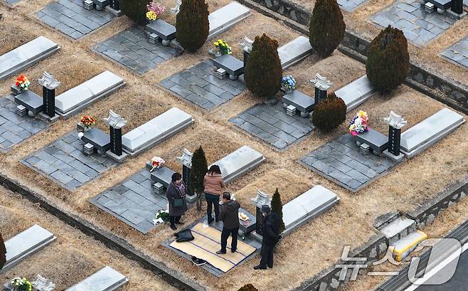 설날을 닷새 앞둔 12일 인천 부평구 인천가족공원을 찾은 한 가족이 성묘하고 있다. 2026.2.13 ⓒ 뉴스1 김도우 기자