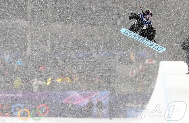 스노보드 최가온이 12일(현지시간) 이탈리아 리비뇨 스노파크에서 열린 2026 밀라노·코르티나담페초 동계올림픽 스노보드 여자 하프파이프 결선 3차전 경기를 펼치고 있다. 2026.2.13 ⓒ 뉴스1 김진환 기자