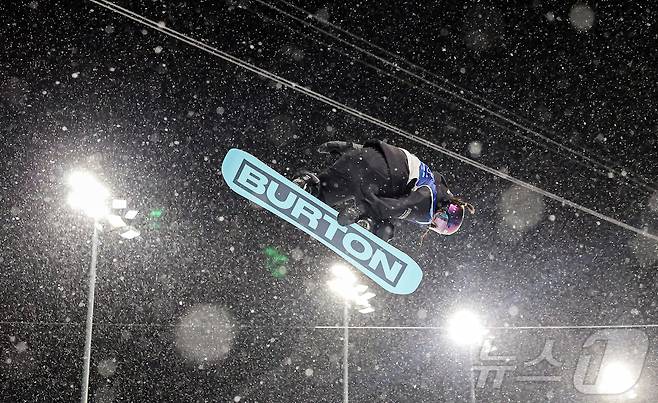 스노보드 최가온이 12일(현지시간) 이탈리아 리비뇨 스노파크에서 열린 2026 밀라노·코르티나담페초 동계올림픽 스노보드 여자 하프파이프 결선 1차전 경기를 펼치고 있다. 이날 최가온은 1,2차 경기에서 넘어진 후 3차 시기에 90.25점을 받아 단독 1위에 올라서 금메달을 획득했다. 2026.2.13 ⓒ 뉴스1 김진환 기자