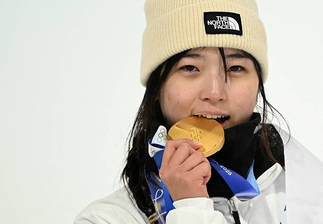 최가온이 13일(한국시간) 이탈리아 리비뇨에서 열린 2026 밀라노-코르티나담페초 올림픽 스노보드 여자 하프파이프에서 한국 설상종목 최초의 금메달을 따낸 뒤 깨무는 세리머니를 하고 있다. 사진 | 로이터 연합뉴스
