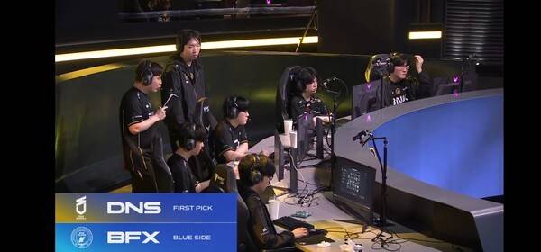 12일 서울 종로 롤파크 LCK아레나에서 열린 2026 LCK컵 플레이오프 1라운드 3세트, BNK피어엑스가 전령 한타에서 승부를 갈랐다. 한 번의 교전으로 흐름을 완전히 틀어쥔 뒤 바론까지 매끄럽게 연결하며 DN수퍼스를 2대1로 역전했다. (BNK피어엑스 & DN수퍼스 =2:1). /사진=네이버 치지직 라이브영상 캡처