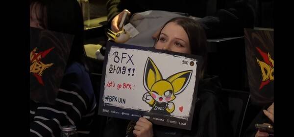 12일 서울 종로 롤파크 LCK아레나에서 열린 2026 LCK컵 플레이오프 1라운드 3세트, BNK피어엑스가 전령 한타에서 승부를 갈랐다. 한 번의 교전으로 흐름을 완전히 틀어쥔 뒤 바론까지 매끄럽게 연결하며 DN수퍼스를 2대1로 역전했다. (BNK피어엑스 & DN수퍼스 =2:1). /사진=네이버 치지직 라이브영상 캡처