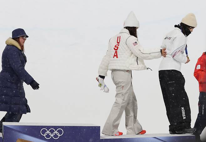 다친 최가온 잡아주는 클로이 김

    (리비뇨=연합뉴스) 신준희 기자 = 12일(현지시간) 이탈리아 리비뇨 스노파크에서 열린 2026 밀라노-코르티나담페초 동계올림픽 스노보드 여자 하프파이프 결승에서 금메달을 따낸 최가온이 메달 세리머니를 마치고 클로이 김의 부축을 받으며 시상대를 내려가고 있다. 2026.2.13