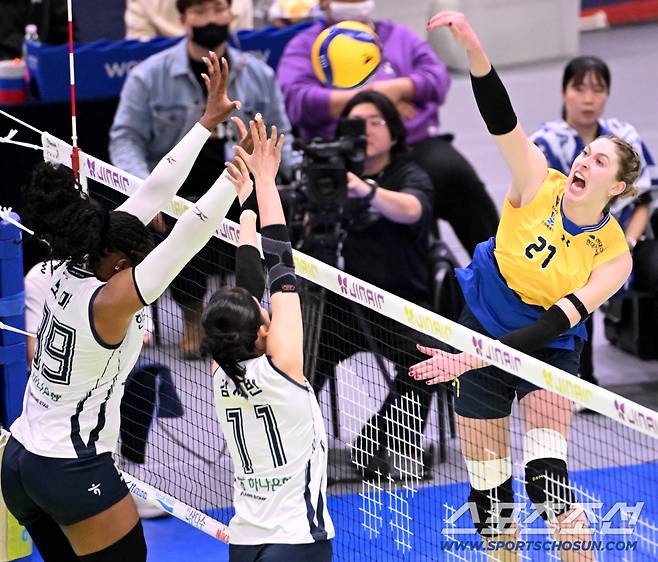 3일 수원실내체육관에서 열린 V리그 여자부 현대건설과 도로공사의 경기. 현대건설 카리가 공격을 시도하고 있다. 수원=허상욱 기자wook@sportschosun.com/2026.02.13/