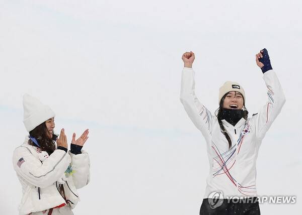 최가온(오른쪽). ⓒ연합뉴스