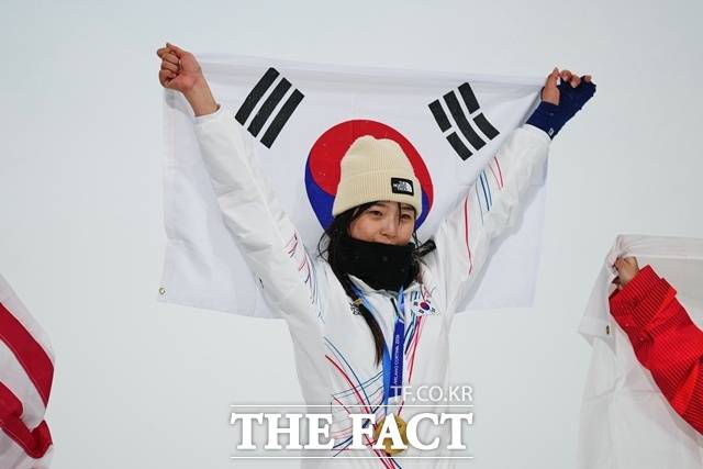 최가온이 12일(현지 시간) 이탈리아 리비뇨 스노파크에서 열린 2026 밀라노·코르티나담페초 동계올림픽 스노보드 여자 하프파이프 결승에서 금메달을 획득한 뒤 기뻐하고 있다./리비뇨=AP·뉴시스