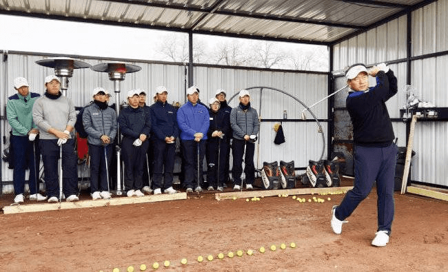 최경주가 독창적으로 고안한 '클레이' 연습장에서 샷 시범을 보이고 있다. 최경주 재단 홈페이지