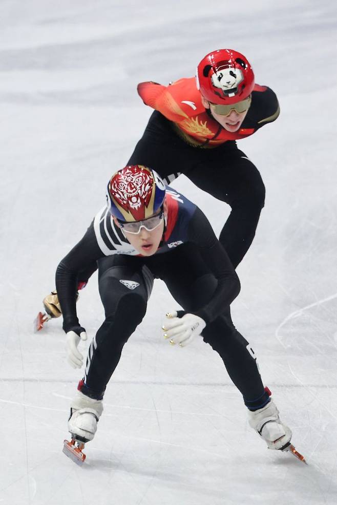 임종인 12일(현지시간) 이탈리아 밀라노 아이스스케이팅 아레나에서 열린 2026 밀라노·코르티나 동계올림픽 쇼트트랙 남자 1000m 준준결승에서 역주하고 있다.   [사진 제공= 연합뉴스]