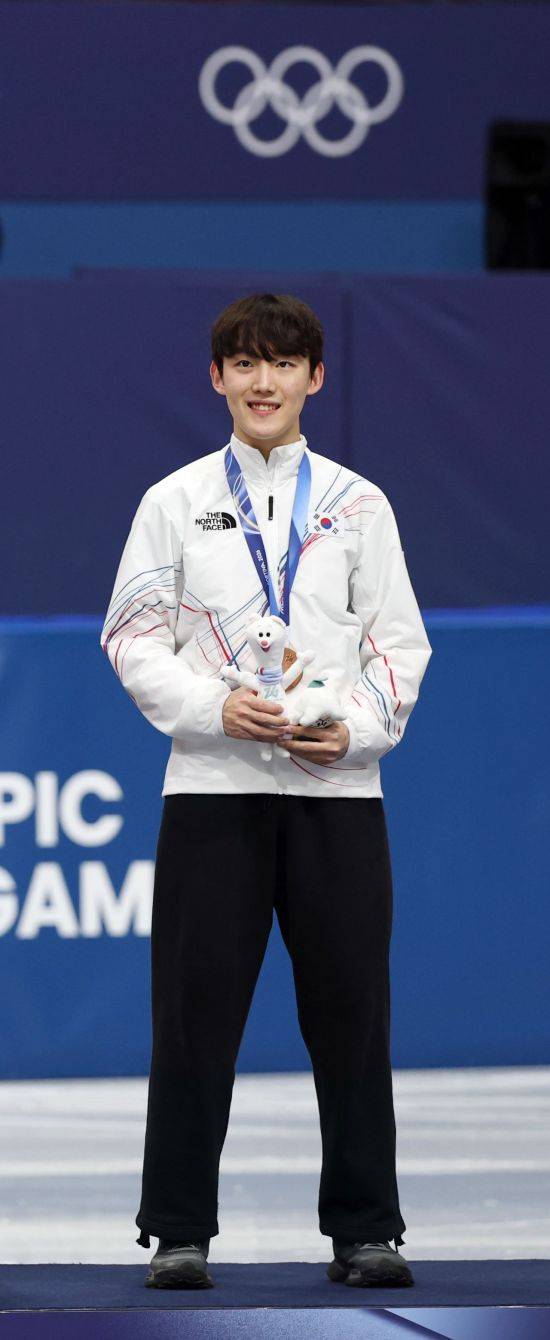 임종언이 13일(한국시간) 이탈리아 밀라노 아이스스케이팅 아레나에서 열린 2026 밀라노·코르티나 동계올림픽 쇼트트랙 남자 1000m 시상식에서 동메달을 목에 건 뒤 기뻐하고 있다.    [사진 제공= 연합뉴스]