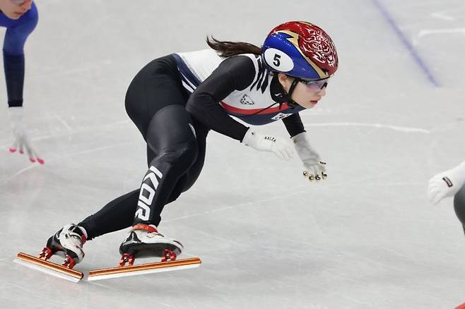 최민정이 13일(한국시간) 이탈리아 밀라노 아이스스케이팅 아레나에서 열린 2026 밀라노·코르티나 동계올림픽 쇼트트랙 여자 500m 경기에서 역주하고 있다.   [사진 제공= 연합뉴스]