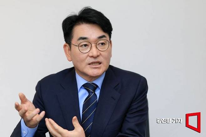 박용진 전 더불어민주당 의원이 12일 서울 여의도 파크원타워에서 인터뷰 하고 있다. 강진형 기자