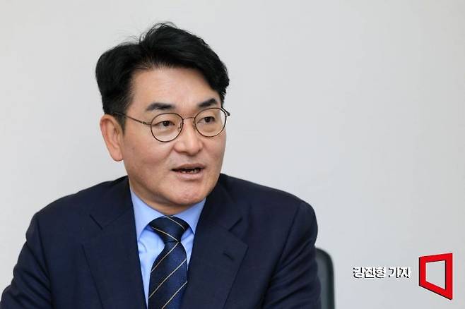 박용진 전 더불어민주당 의원이 12일 서울 여의도 파크원타워에서 인터뷰 하고 있다. 강진형 기자