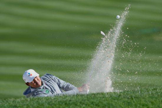 김시우가 AT&T 페블비치 프로암 1라운드 18번 홀에서 벙커 샷을 하고 있다. 페블비치=AP연합뉴스