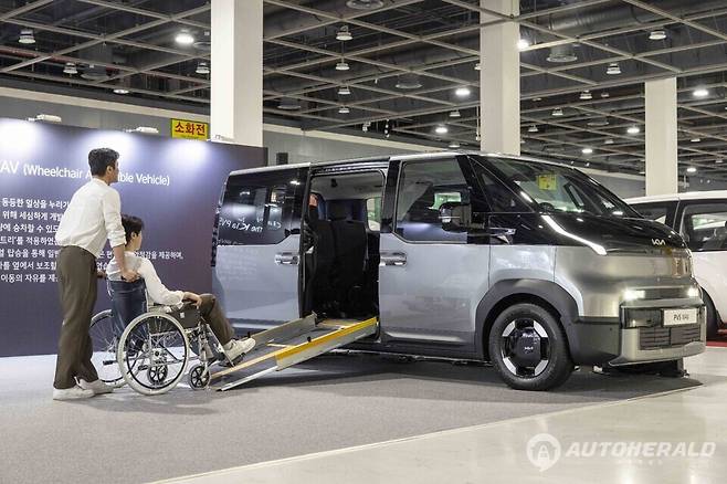 대한민국 보조공학기기 박람회에 전시된 기아 PV5 WAV(Wheelchair Accessible Vehicle). 측면 출입 방식과 슬로프 설계를 통해 휠체어 이용자의 안전하고 편리한 승하차를 지원한다. (현대차그룹 제공)