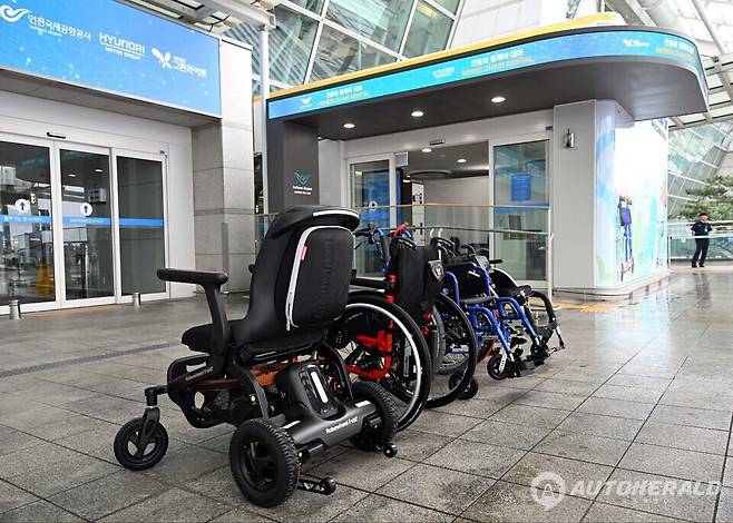 인천국제공항 제1여객터미널 휠셰어(Wheelshare) 대여소에 비치된 전동화 휠체어 키트. 현대차그룹은 교통약자를 대상으로 전동화 키트를 무상 대여하며 이동 편의성 향상에 기여하고 있다.(현대차그룹 제공)