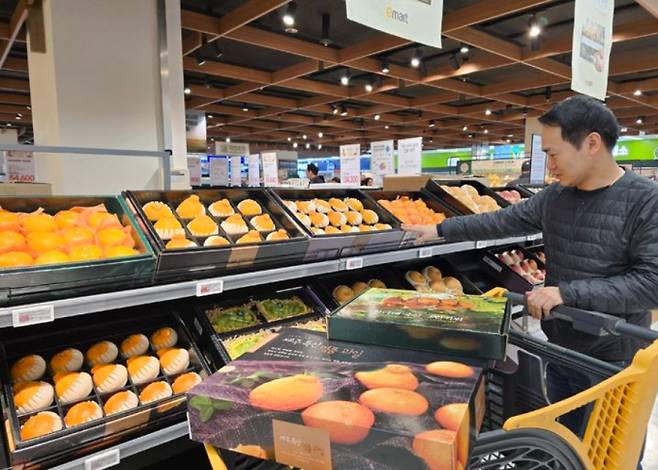 대형마트 휴무일? 이마트·롯데마트·홈플러스·코스트코 ‘설 장보기 꿀팁’ = 이마트·롯데마트·홈플러스·코스트코 등 대형마트가 이번 주는 각사별 특색있는 할인행사에 돌입한다. 특히, 대형마트들이 설 명절을 맞아 ‘실속형 선물세트’를 잇달아 내놓고 있다. 핸드캐리(Hand-Carry) 선물세트와 설 성수품을 중심으로 막바지 설 명절 수요를 겨냥한 할인 행사를 진행한다. ©사진=이마트: 대형마트 휴무일? 이마트·롯데마트·홈플러스‧코스트코 등 마트 휴일, 쉬는날