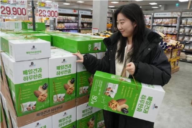 대형마트 휴무일? 이마트·롯데마트·홈플러스·코스트코 ‘설 장보기 꿀팁’ = 이마트·롯데마트·홈플러스·코스트코 등 대형마트가 이번 주는 각사별 특색있는 할인행사에 돌입한다. 특히, 대형마트들이 설 명절을 맞아 ‘실속형 선물세트’를 잇달아 내놓고 있다. 핸드캐리(Hand-Carry) 선물세트와 설 성수품을 중심으로 막바지 설 명절 수요를 겨냥한 할인 행사를 진행한다. ©사진=롯데마트: 대형마트 휴무일? 이마트·롯데마트·홈플러스‧코스트코 등 마트 휴일, 쉬는날