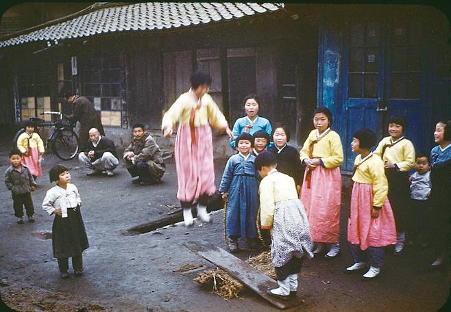 1948년 음력 설을 앞두고 한복을 곱게 차려 입은 어린이들이 모여 널뛰기를 하고 있다. / 눈빛 아카이브