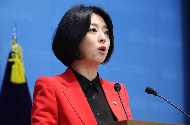 [서울=뉴시스] 조성봉 기자 = 배현진 국민의힘 의원이 13일 오후 서울 여의도 국회 소통관에서 기자회견을 열고, 자신에 대한 국힘 윤리위의 '당원권 정지 1년'에 대해 입장 발표를 하고 있다. 2026.02.13. suncho21@newsis.com