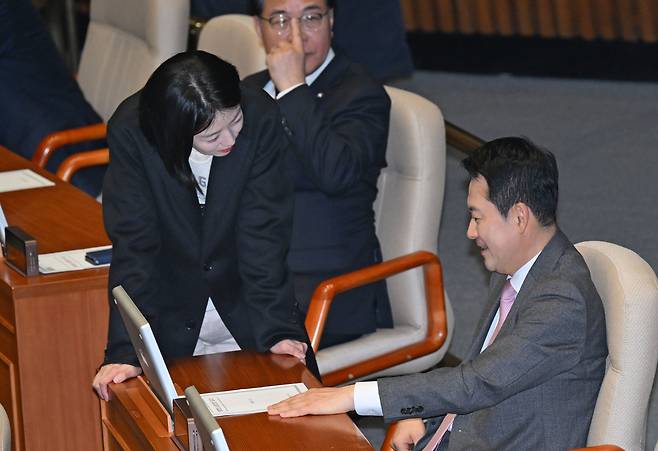 국민의힘 장동혁 대표와 배현진 서울시당 당협위원장이 9일 서울 여의도 국회 본회의에서 대화하고 있다. 2026.02.09 /남강호 기자