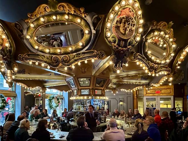 뉴올리언스의 몬테레오네 호텔의 ‘캐러셀 바(Carousel Bar)’. 1949년 만들어져 올해로 77년, 미국에서 가장 오래된 회전하는 바다./박진배