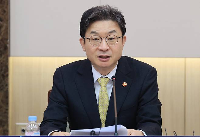 이억원 금융위원장이 4일 서울 종로구 정부서울청사에서 열린 금융소비자 현장메신저 간담회에서 모두발언을 하고 있다./뉴스1