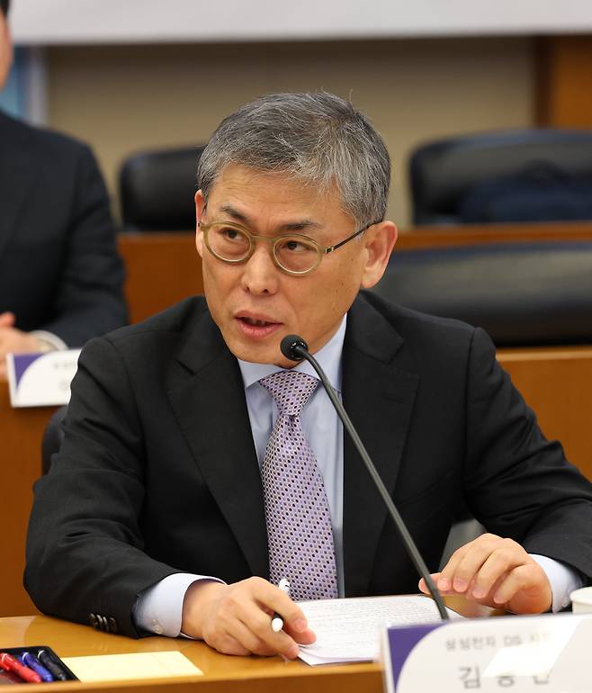 김용관 삼성전자 DS 사장이 경기 용인시 기흥구 삼성전자 기흥캠퍼스에서 열린 '용인 반도체 클러스터 국가산업단지 지정, 성공적 추진을 위한 실시협약 체결' 행사에서 인사말을 하고 있다. /뉴스1