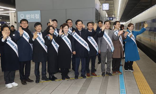 더불어민주당 정청래 대표를 비롯한 지도부가 13일 서울 용산역에서 귀성 인사를 하고 있다./연합뉴스
