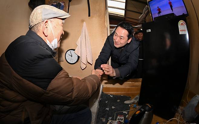 장동혁 국민의힘 대표가 13일 오전 서울 중구 쪽방촌을 찾아 주민에게 설맞이 선물을 전달하고 있다./뉴스1