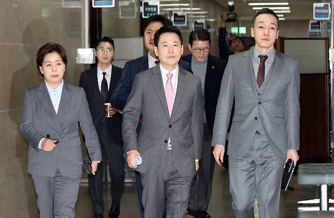 국민의힘 장동혁 대표가 9일 국회에서 열린 최고위원회의에 참석하기 위해 입장하고 있다. 오른쪽은 김민수 최고위원. 왼쪽은 양향자 최고위원. 연합뉴스