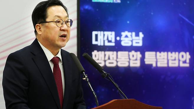 이장우 대전시장이 지난 2일 시청 브리핑실에서 기자회견을 열고 대전·충남 행정통합 특별법안 관련 입장을 밝히고 있다. 김영태 기자&nbsp;