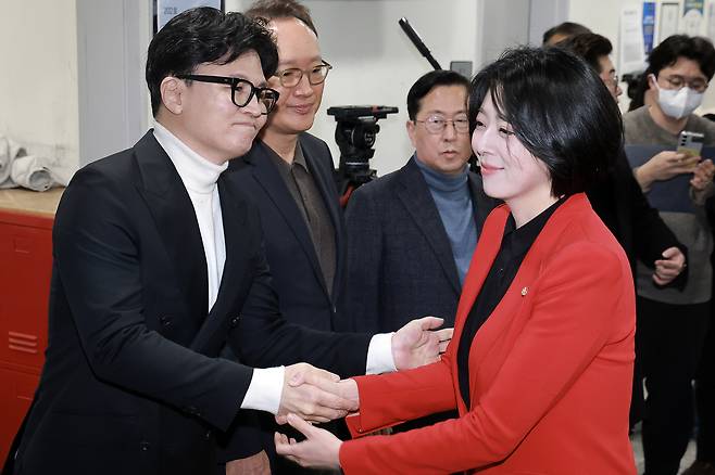 국민의힘 배현진 의원이 13일 국회 소통관에서 당 중앙윤리위원회가 배 의원에 대해 당원권 정지 1년 처분을 내린 것과 관련해 기자회견하기 앞서 한동훈 전 대표와 인사하고 있다. 연합뉴스