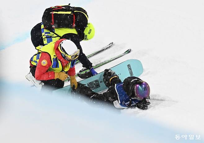 12일(현지 시각) 이탈리아 리비뇨 스노우파크에서 열린 여자 하프파이프 결선 1차 시기에서 넘어진 최가온이 고통을 호소하고 있다. 리비뇨=전영한 기자 scoopjyh@donga.com