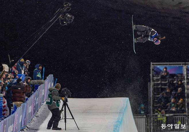 12일 밤(현지 시각) 이탈리아 리비뇨 스노우파크에서 2026 밀라노 코르티나 동계올림픽 스노보드 여자 하프파이프에 출전한 최가온이 2차 시기에서 점프하고 있다. 리비뇨=전영한 기자 scoopjyh@donga.com