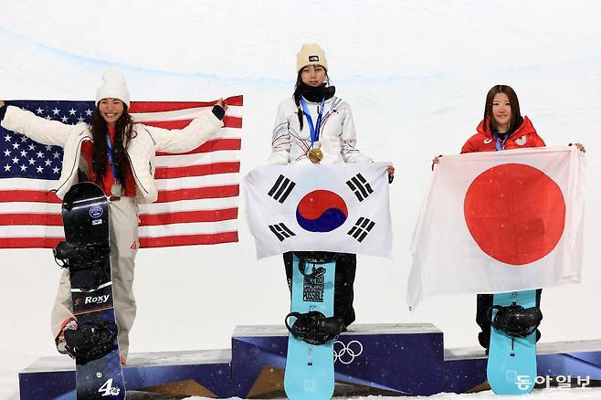 12일(현지 시각) 이탈리아 리비뇨 스노우파크에서 열린 겨울올림픽 스키 스노보드 여자 하프파이프 결선에서 한국 최가은(가운데)이 90.25점으로 금메달을 목에 건 뒤 기뻐하고 있다. 리비뇨=전영한 기자 scoopjyh@donga.com