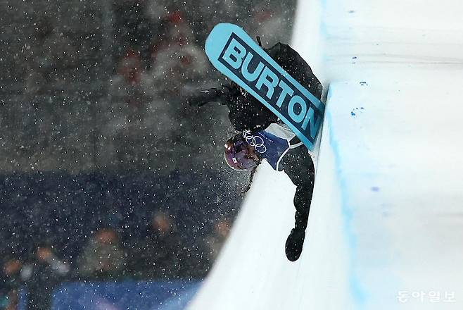 12일(현지시간) 이탈리아 리비뇨 스노우파크에서 열린 겨울올림픽 스키 스노우보드 여자 하프파이프 결선에서 한국 최가온이 1차 시기에서 넘어지고 있다. 2026.02.13 전영한 기자 scoopjyh@donga.com