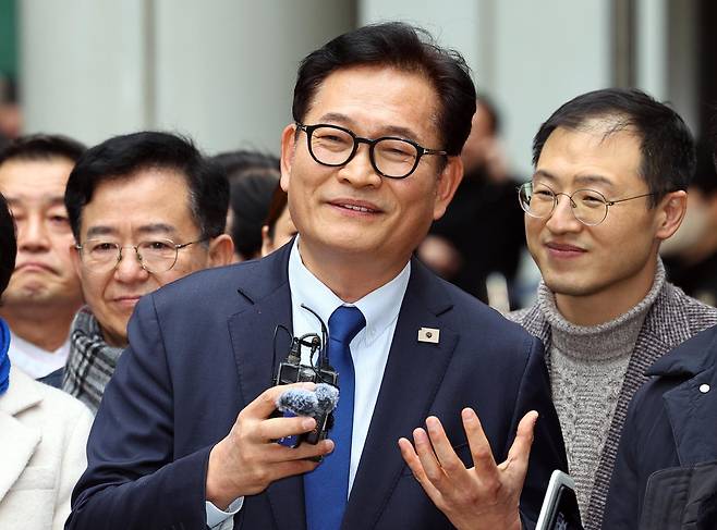 송영길 소나무당 대표가 13일 서울 서초구 서울고등법원에서 열린 ‘더불어민주당 전당대회 돈봉투’ 의혹 관련 2심에서 무죄를 선고 받은 뒤 발언하고 있다. 2심은 1심 판결을 파기하고, 송 대표에게 제기된 혐의 전부에 대해 무죄를 선고했다. 2026.02.13. 뉴시스