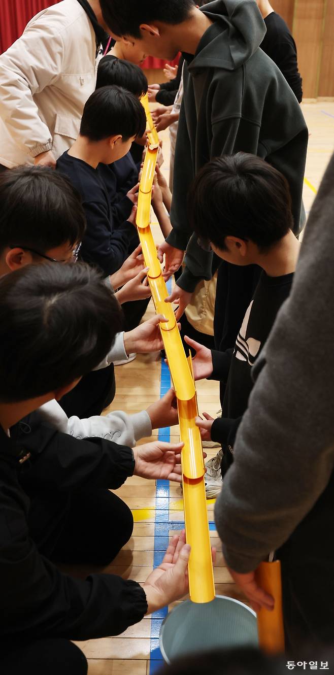 4일 전북 무주군 ‘국립청소년 인터넷 드림마을’에서 중고등학생들이 공 옮기기 게임을 하며 SNS 없이 여가 활동을 즐기는 법을 배우고 있다. 신원건 기자 laputa@donga.com