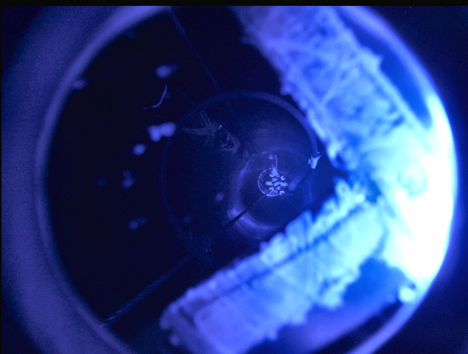 얼음 아래 2343m 지점에서 아래쪽 방향으로 촬영한 사진. 아이스큐브 협력단/미국 국립연구재단(NSF) 제공