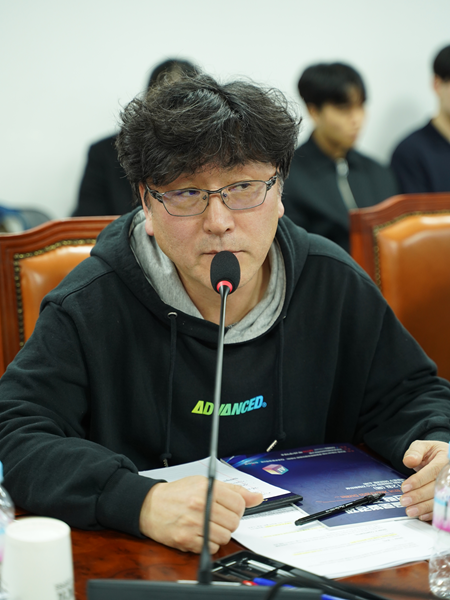 △12일 서울 여의도 국회의원회관 제10간담회의실에서 '글로벌경제 미래전략포럼: AI시대, 한국 게임산업의 미래는'이 개최됐다. 최승훈 한국게임산업협회 국장이 발제를 하고 있다.
