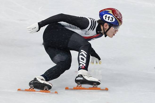 12일(현지시간) 이탈리아 밀라노 아이스스케이팅 아레나에서 열린 2026 밀라노ㆍ코르티나담페초 동계올림픽 쇼트트랙 남자 1,000m 준준결승에 출전한 임종언이 레이스를 펼치고 있다.연합뉴스
