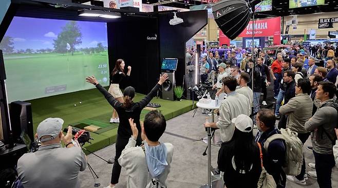 2026 PGA쇼에서 GTOUR에서 활약 중인 한국의 안예인 프로가 골프존 부스에 모인 많은 외국인 관람객들 앞에서 버디를 성공시키고 환호하고 있다.골프존 제공