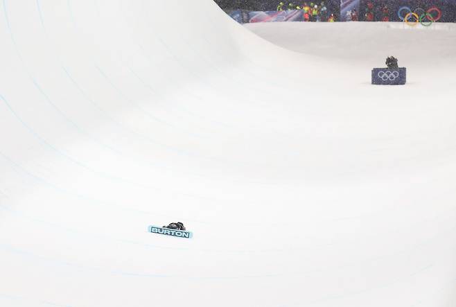 12일(현지시간) 이탈리아 리비뇨 스노파크에서 열린 2026 밀라노-코르티나담페초 동계올림픽 스노보드 여자 하프파이프 결승에서 최가온이 1차시기 크게 넘어져 일어나지 못하고 있다. 연합뉴스