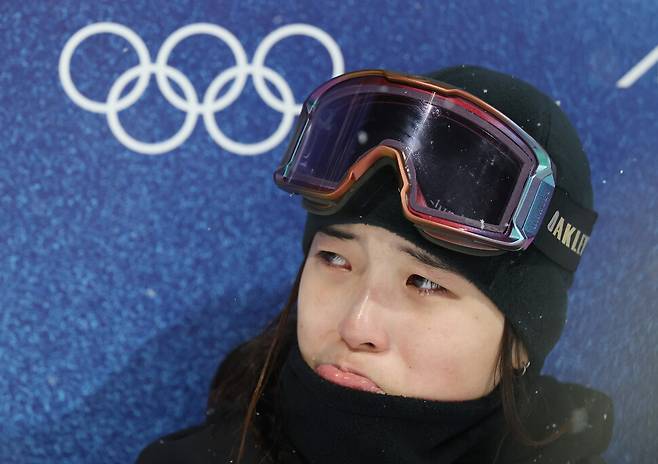 12일(현지시간) 이탈리아 리비뇨 스노파크에서 열린 2026 밀라노-코르티나담페초 동계올림픽 스노보드 여자 하프파이프 결승에서 최가온이 3차시기 성적을 기다리며 눈물을 흘리고 있다. 리비뇨/연합뉴스