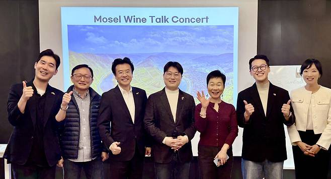 모젤와인 토크 콘서트를 기획하고 진행한 이들. 왼쪽부터 황언필, 최만수, 변정환, 최태현, 이인순, 최광혁, 최윤진씨. 박미향 기자