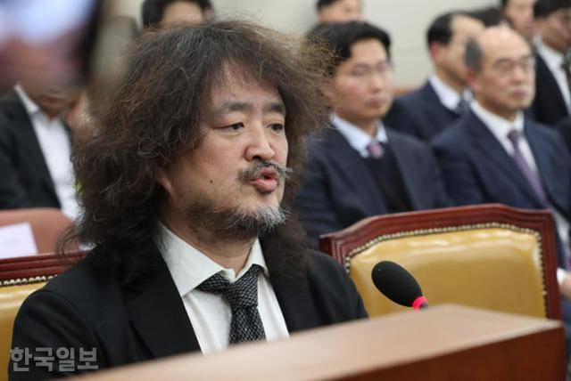 방송인 김어준씨가 2024년 12월 13일 국회 과방위에서 열린 12·3 비상계엄 관련 현안질의에 출석해 "체포되어 이송되는 한동훈을 사살한다"는 내용의 제보를 받았다고 발언하고 있다. 고영권 기자